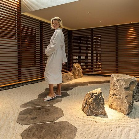 Hotel Okura Amsterdam - The Leading Hotels Of The World Extérieur photo A spa at the InterContinental Sanctuary Cove Resort, Queensland, Australia
