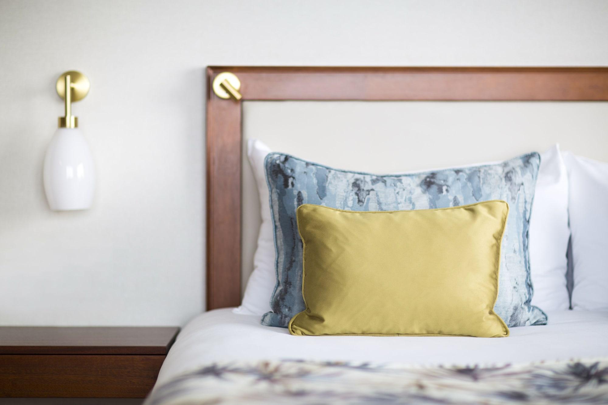 Hotel Okura Amsterdam - The Leading Hotels Of The World Extérieur photo A decorative pillow on a bed