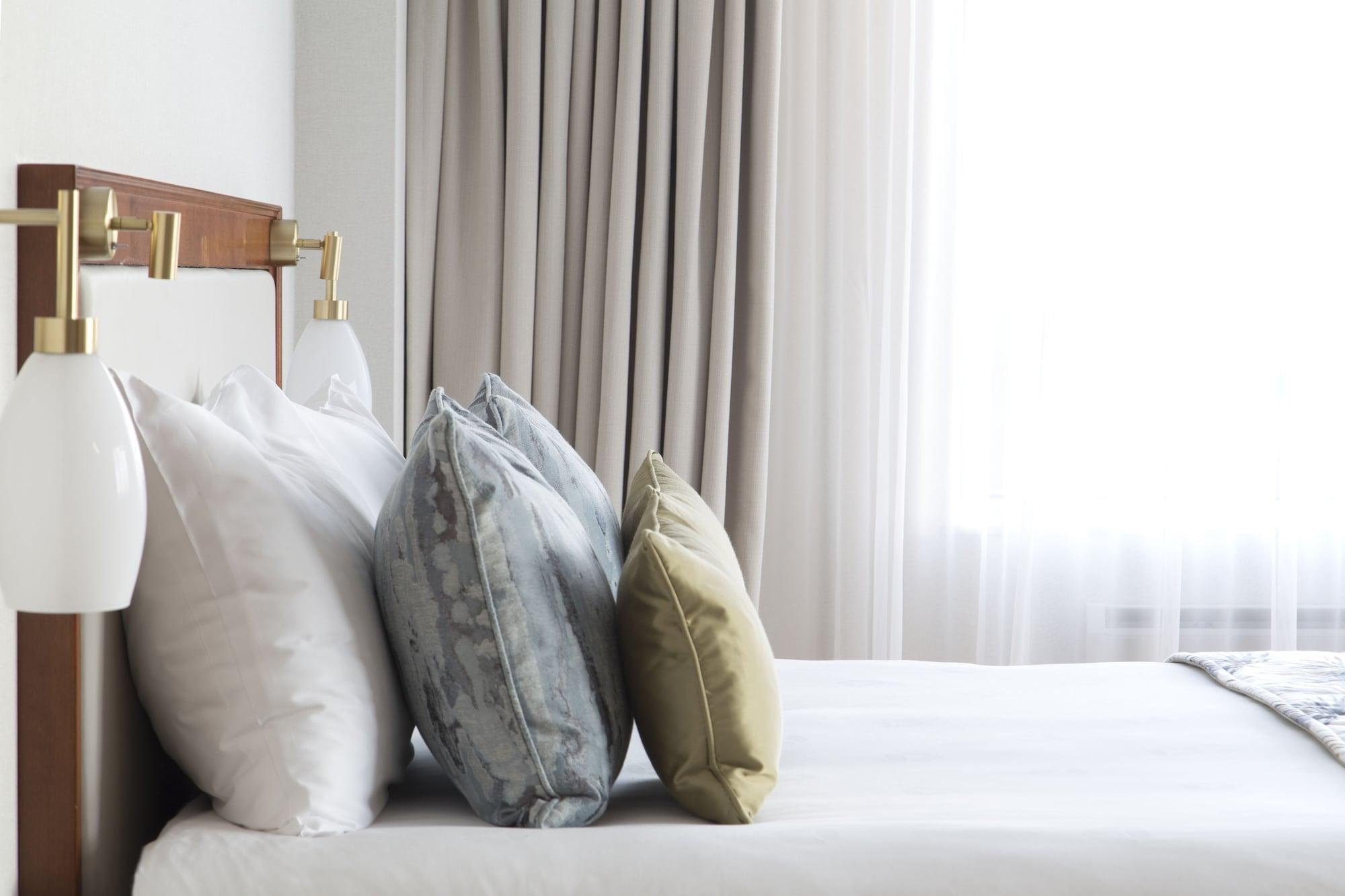Hotel Okura Amsterdam - The Leading Hotels Of The World Extérieur photo A bed with cushions