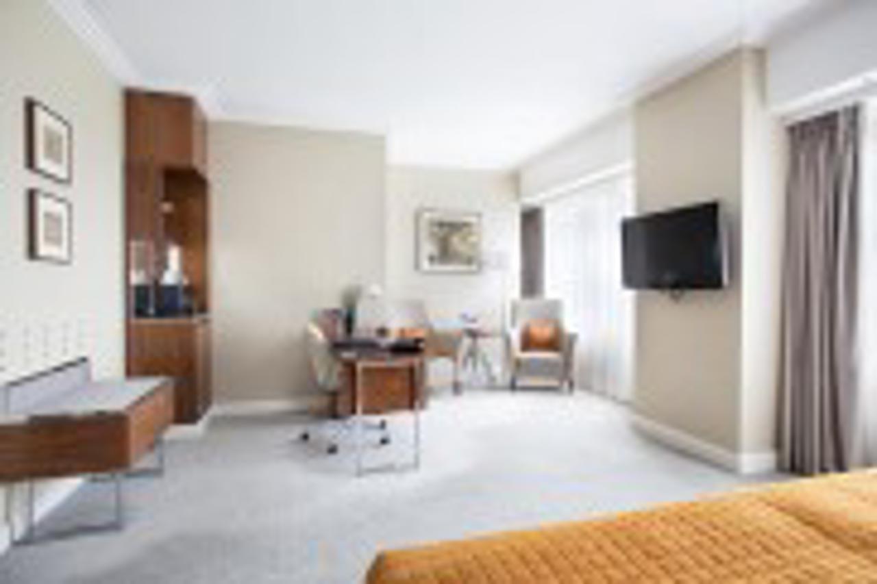 Hotel Okura Amsterdam - The Leading Hotels Of The World Extérieur photo A room at the hotel
