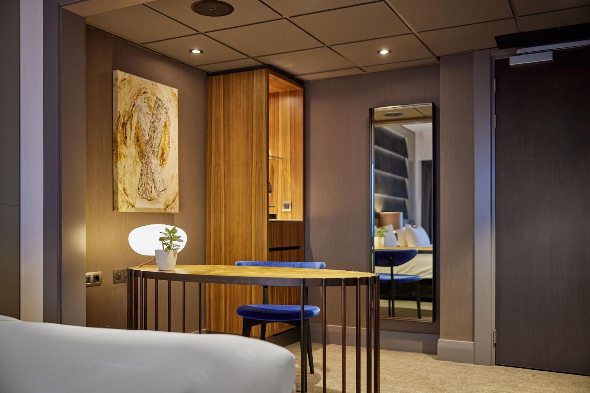 Hotel Okura Amsterdam - The Leading Hotels Of The World Extérieur photo A room at the hotel