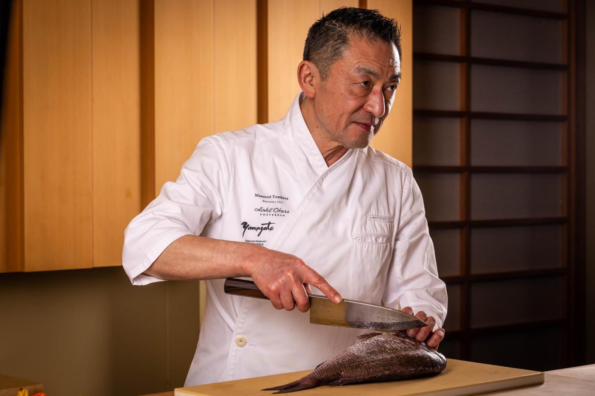 Hotel Okura Amsterdam - The Leading Hotels Of The World Extérieur photo Chef preparing a fish