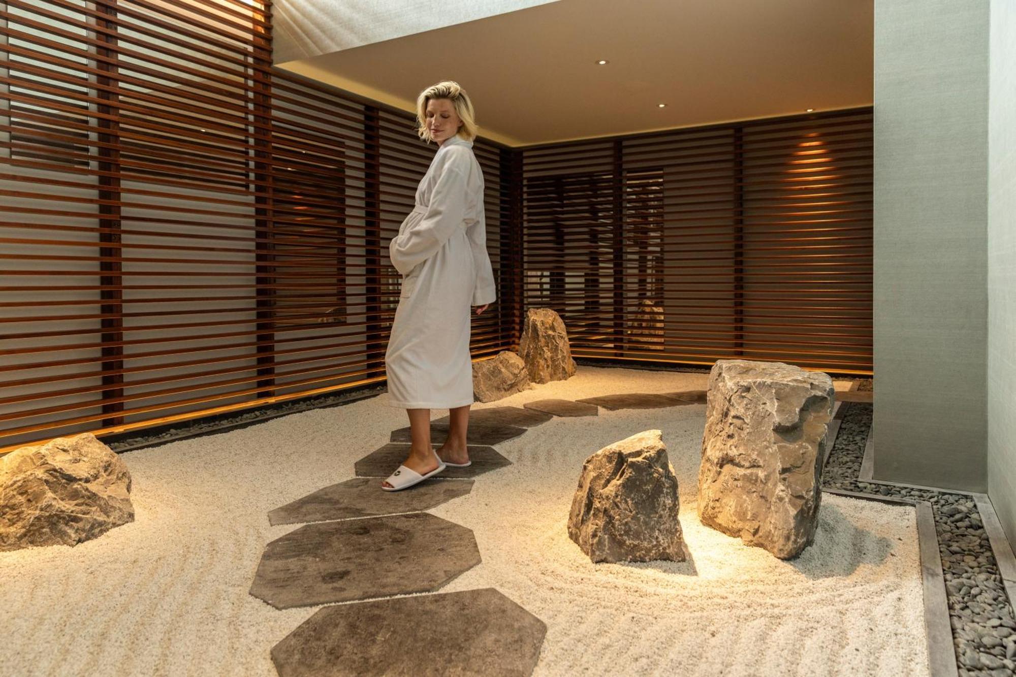 Hotel Okura Amsterdam - The Leading Hotels Of The World Extérieur photo A spa at the InterContinental Sanctuary Cove Resort, Queensland, Australia