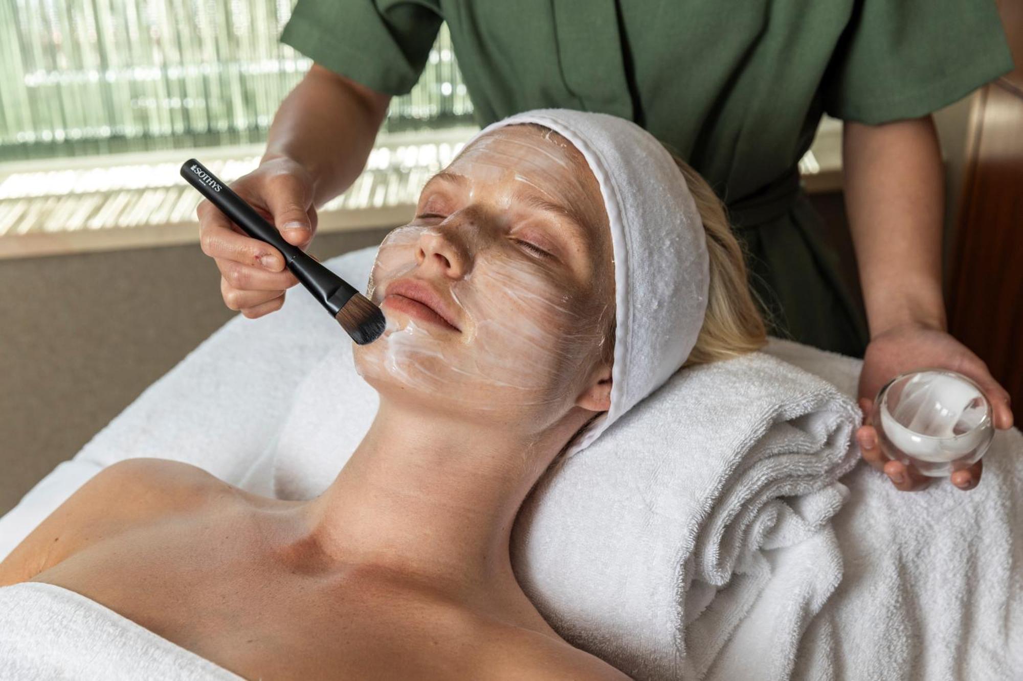 Hotel Okura Amsterdam - The Leading Hotels Of The World Extérieur photo A woman receiving a facial treatment