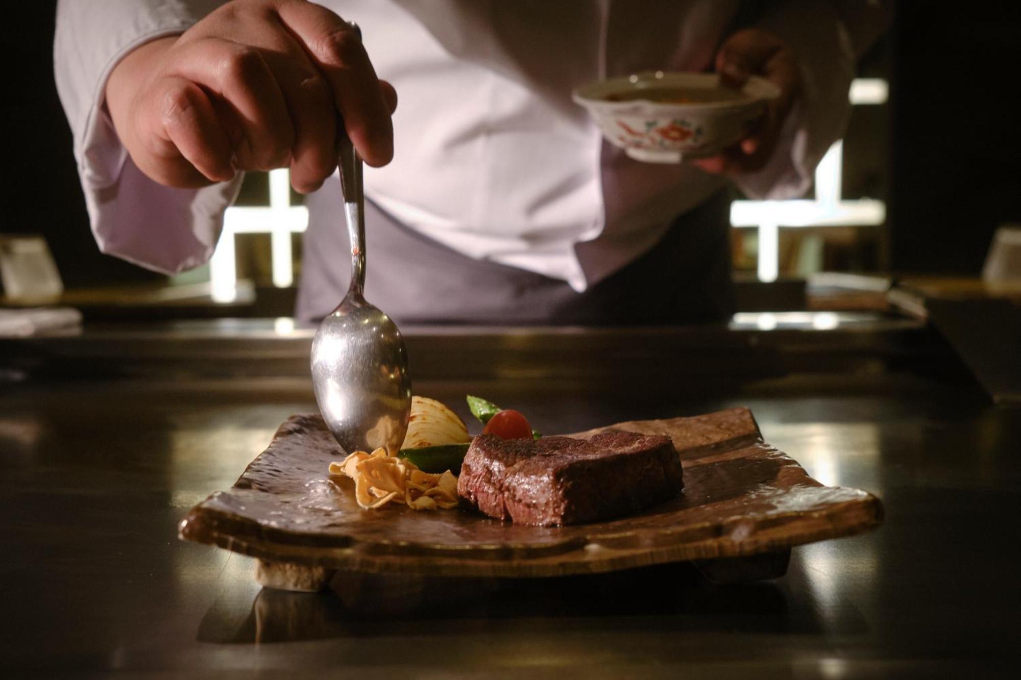 Hotel Okura Amsterdam - The Leading Hotels Of The World Extérieur photo A chef plating a dish