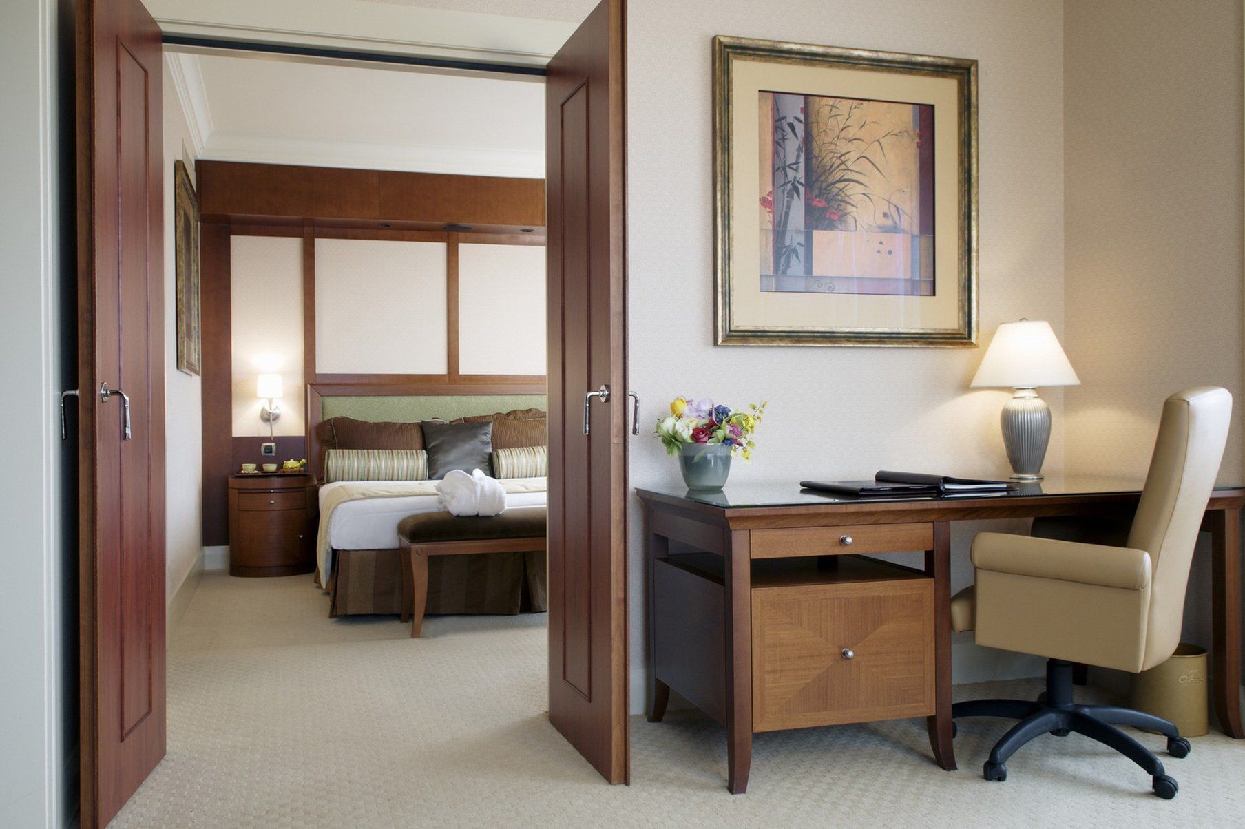Hotel Okura Amsterdam - The Leading Hotels Of The World Extérieur photo A suite at the Fairmont