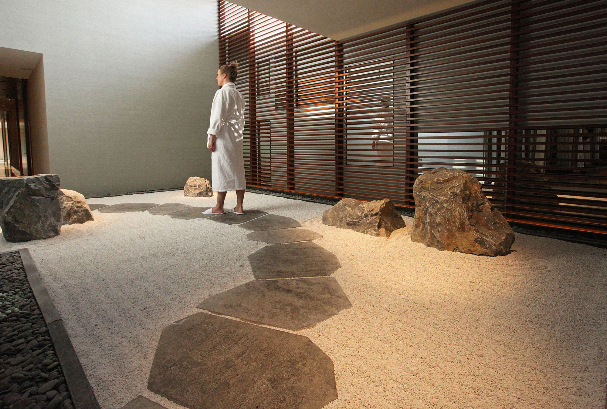 Hotel Okura Amsterdam - The Leading Hotels Of The World Extérieur photo A Japanese-style spa at the Four Seasons Hotel, Tokyo