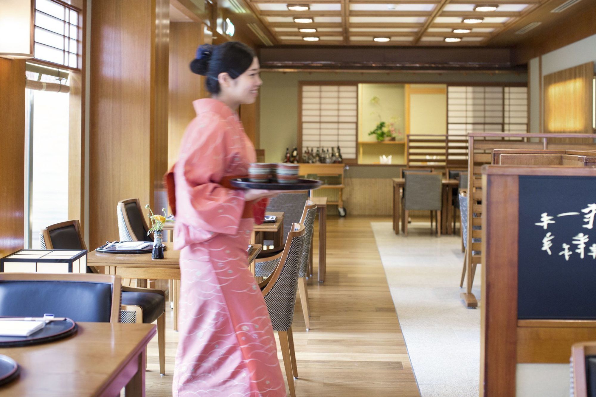 Hotel Okura Amsterdam - The Leading Hotels Of The World Extérieur photo A waitress in a restaurant in Japan