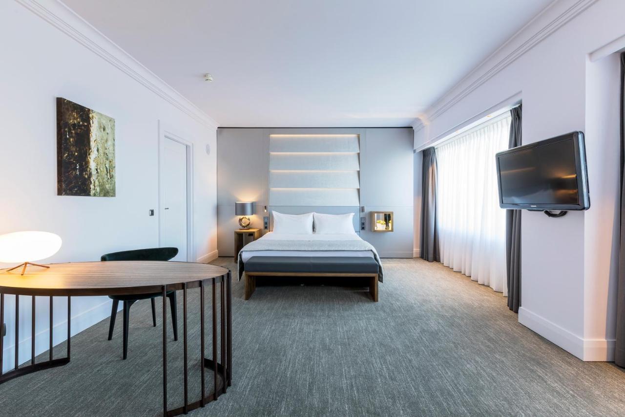 Hotel Okura Amsterdam - The Leading Hotels Of The World Extérieur photo A room at the hotel